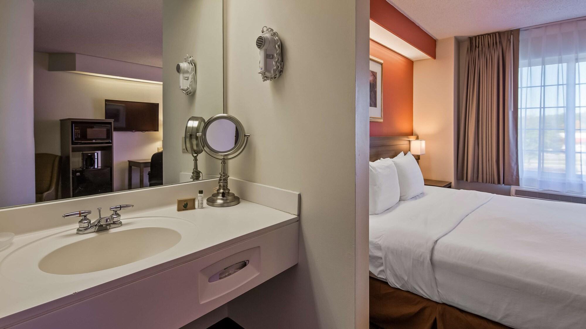 Charlevoix Inn & Suites Surestay Collection By Best Western Dış mekan fotoğraf
